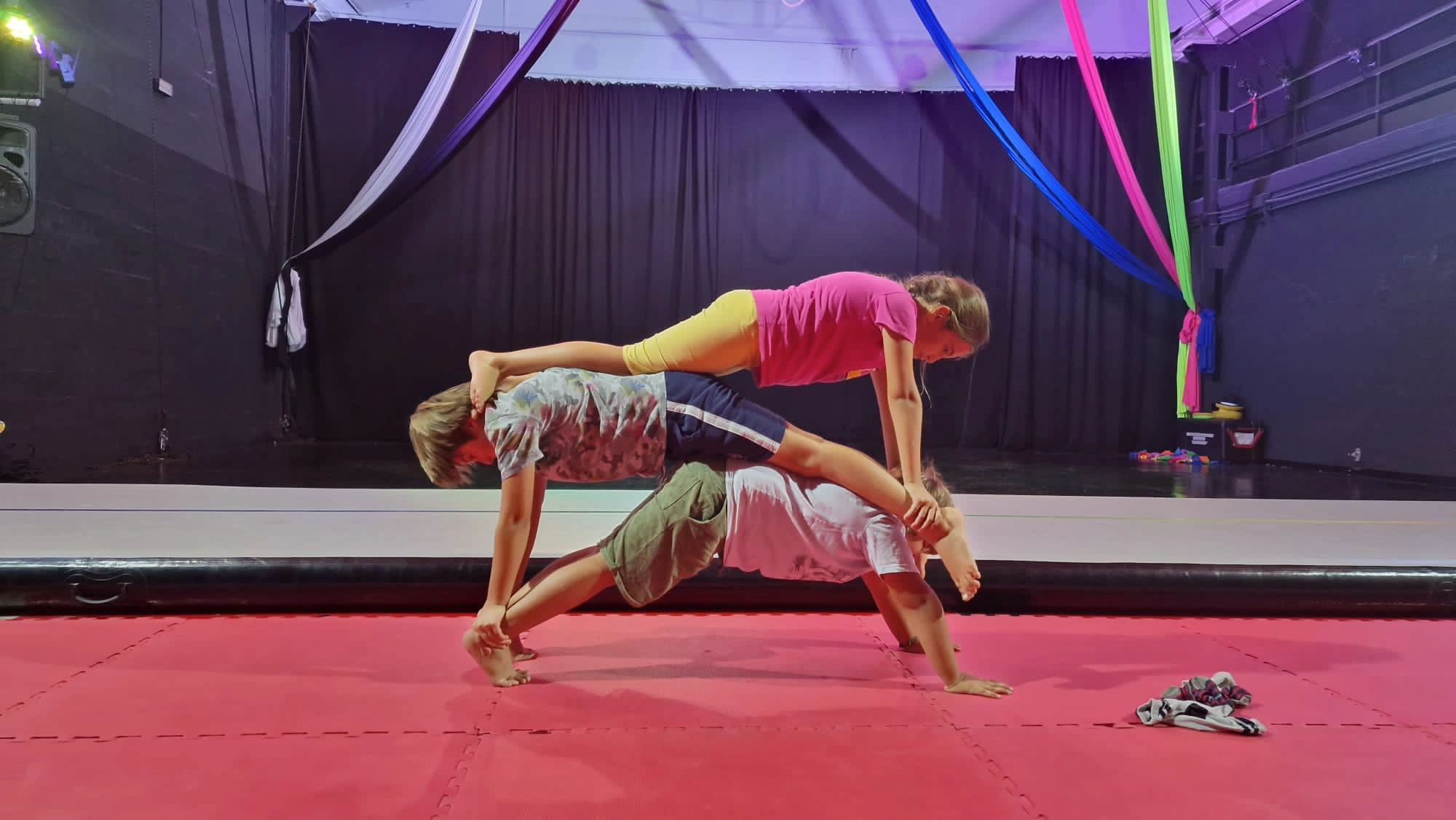 Niños practicando ejercicio de circo