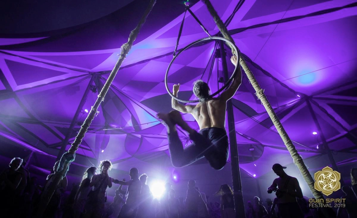 Persona haciendo ejercicios en trapecio