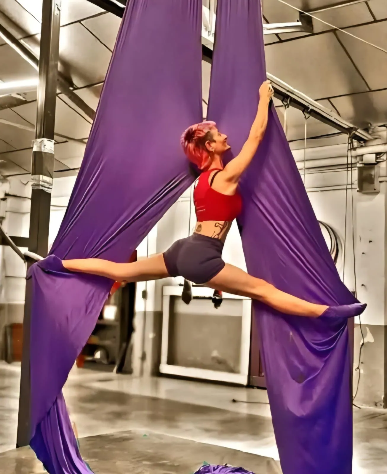 Personas practicando danza aérea