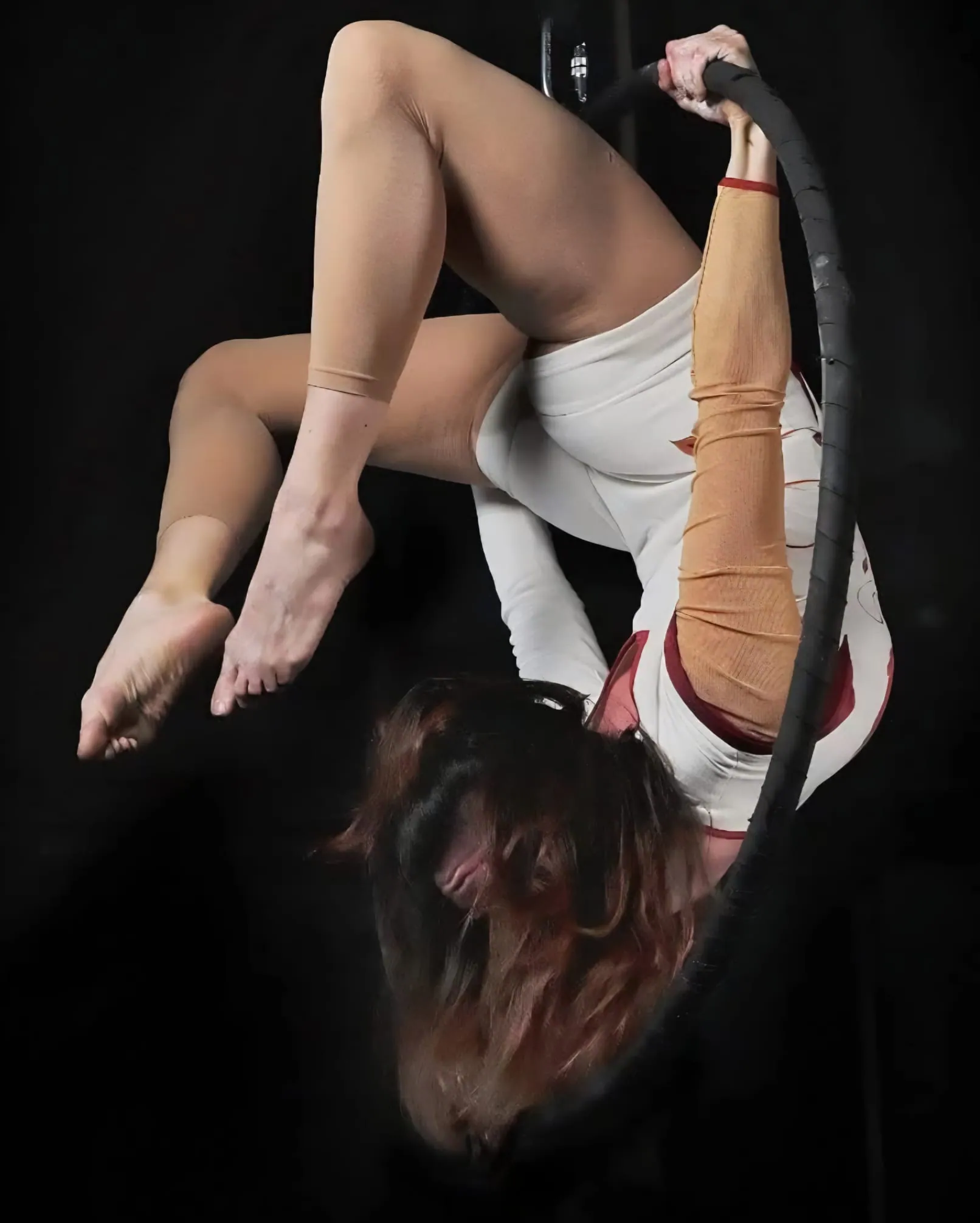 img-trapecio_aro-25_26-WhatsApp Image 2025-10-02 at 01.00.22 (3) Persona haciendo ejercicios en trapecio